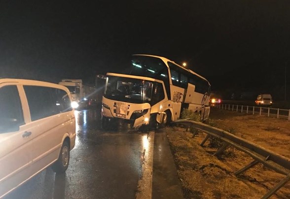 Gaziantep Te Yolcu Otobusu Devrildi 12 Yarali Ntv