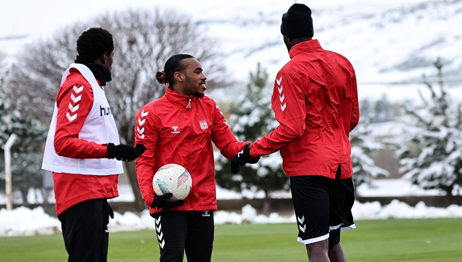 Sivasspor'da Fenerbahçe hazırlıkları soğuk havada devam etti