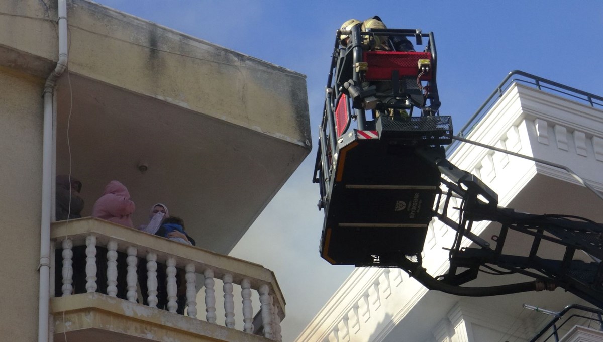 Avcılar'da 3 katlı binada yangın