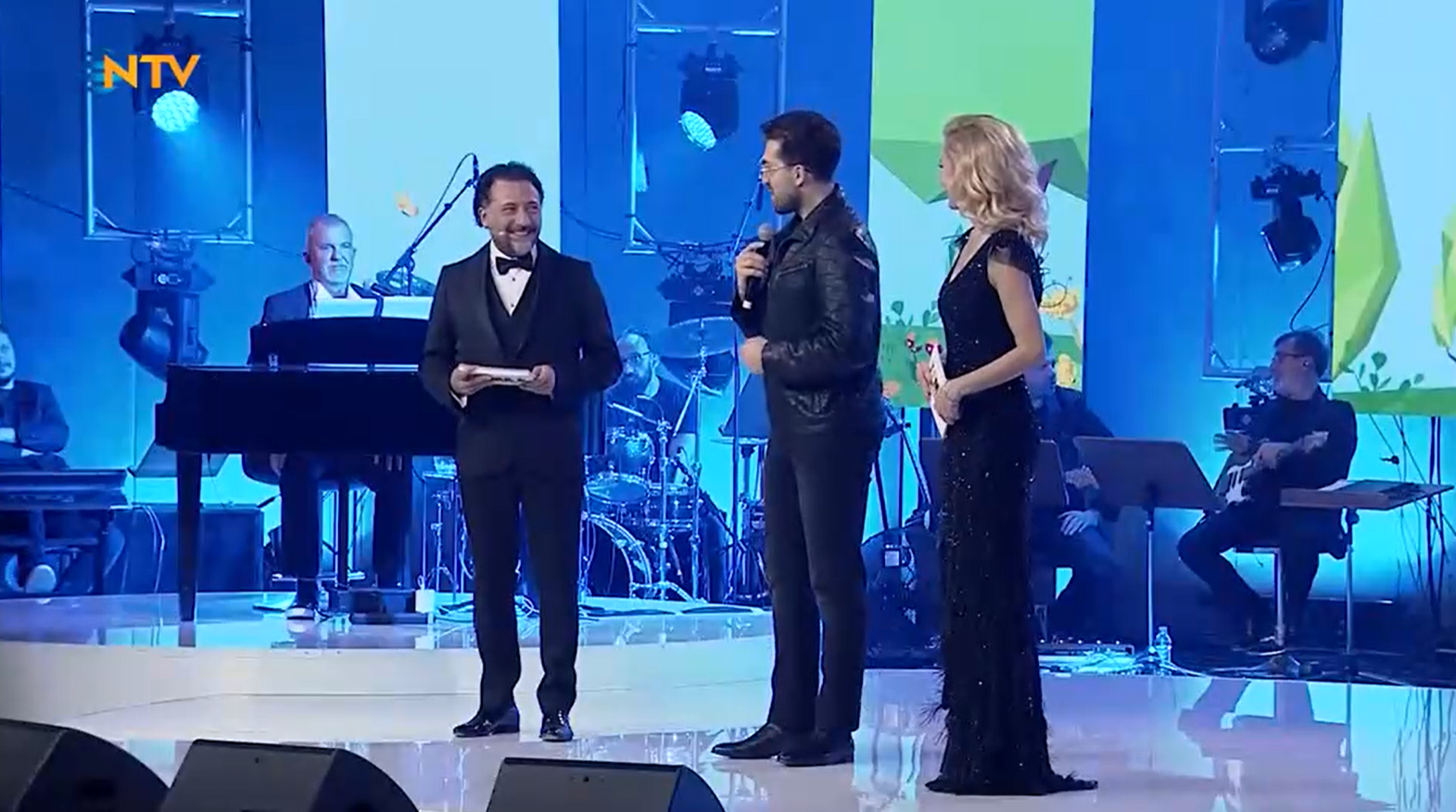 <p>NTV'nin sevilen programı <strong>Alelade Show</strong>'u sunan <strong>Doğu Demirkol, </strong>sahnede esprileriyle davetlilere eğlenceli anlar yaşattı. Demirkol'un sahnedeki anları ve TEMA Vakfı 30. yıl özel yayınından kesitler için<strong><a href=