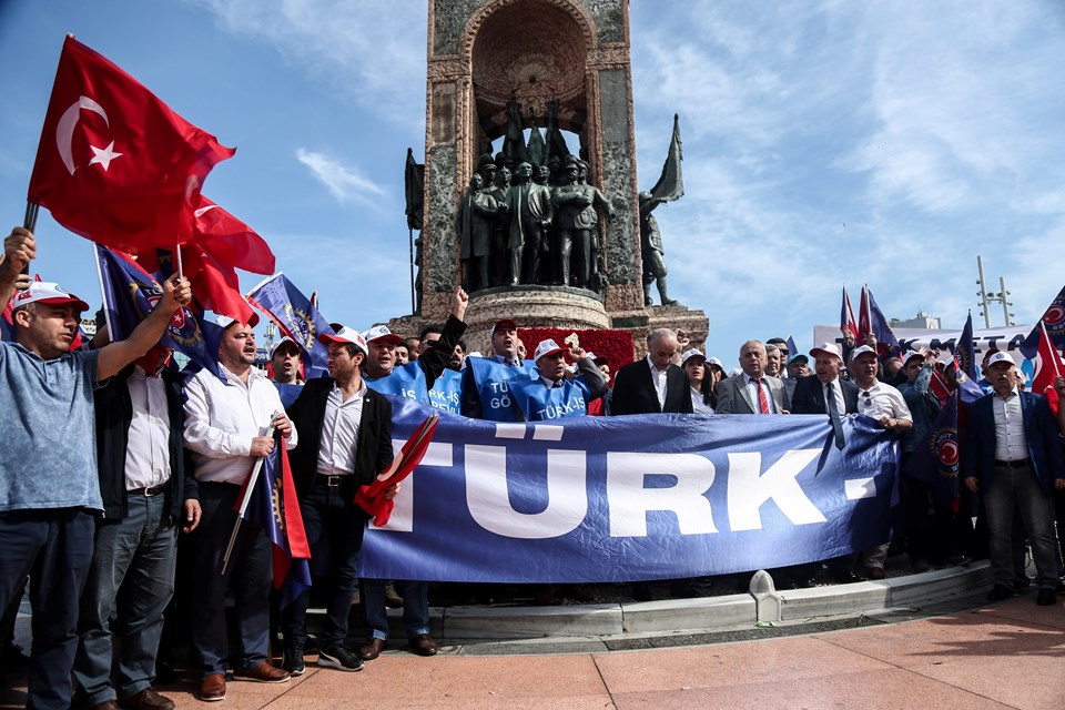 Sendikalar Taksim'deki Cumhuriyet Anıtı'na çelenk bıraktı - 3