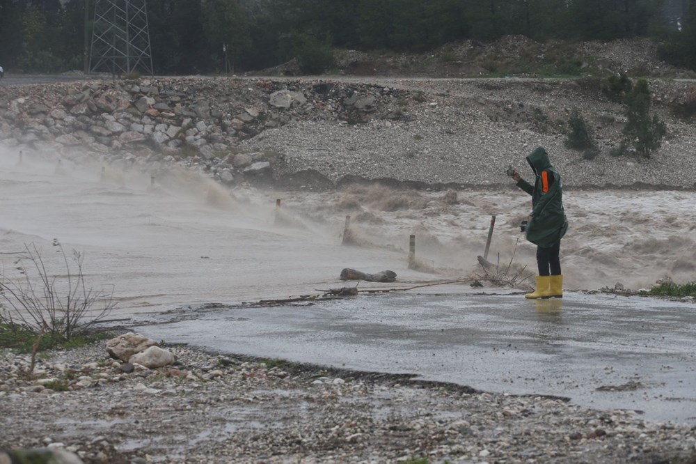 Kırmızı kodla aşırı yağış uyarısı yapılan Antalya'da sağanak etkili oluyor - 10
