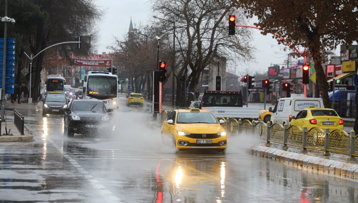 Sağanak kuvvetli rüzgarla birlikte gelecek: Kıyıda yağmur, yükseklerde kar bekleniyor (İstanbul, Ankara, İzmir hava durumu) Sağanak kuvvetli rüzgarla birlikte gelecek: Kıyıda yağmur, yükseklerde kar bekleniyor (İstanbul, Ankara, İzmir hava durumu)