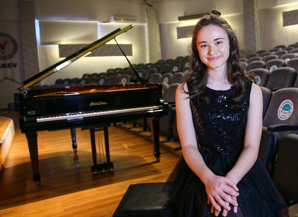 Karlsruhe Müzik Üniversitesi'ni tam puanla kazanan 15 yaşındaki İzmirli piyanist Nehir başarısının sırrını anlattı - 1