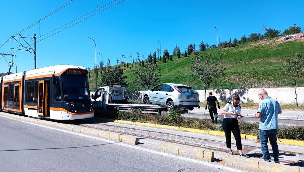 Eskişehir'de araba tramvay hattına girdi