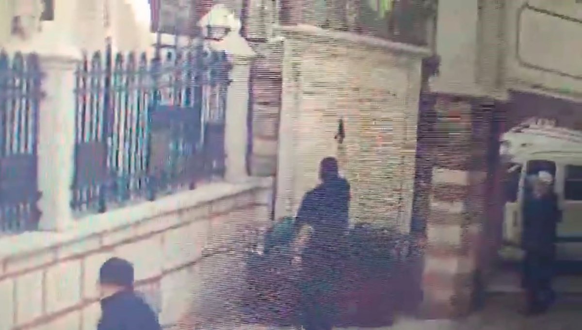 İsmailağa Camisi'nde havaya ateş açan şüpheli yakalandı İsmailağa Camisi'nde havaya ateş açan şüpheli yakalandı