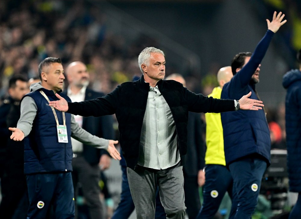 Jose Mourinho maç sonunda küplere bindi, muhabire kızdı: "Neden birebir şeyi soruyorsun?" 79 eIMSkgWai0OUmPpA 52rLg