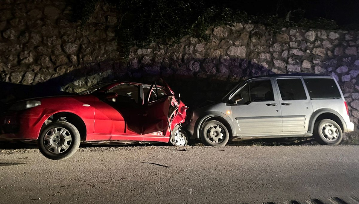 Hafif ticari araç otomobille çarpıştı: 1 ölü, 3 yaralı Hafif ticari araç otomobille çarpıştı: 1 ölü, 3 yaralı