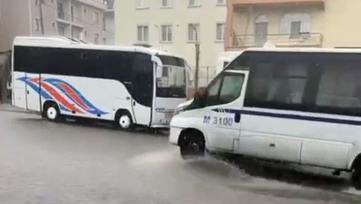 Büyükçekmece'de sağanak: Yollar göle döndü