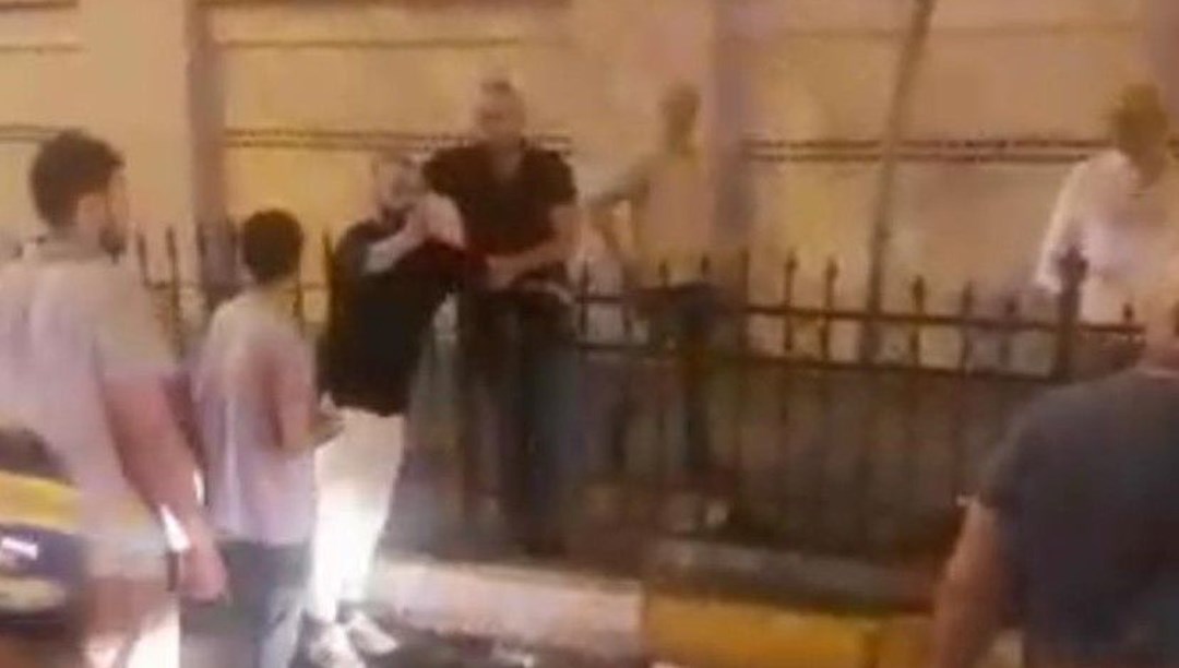 İstanbul'da aracına binen turisti korumak isterken dayak yedi