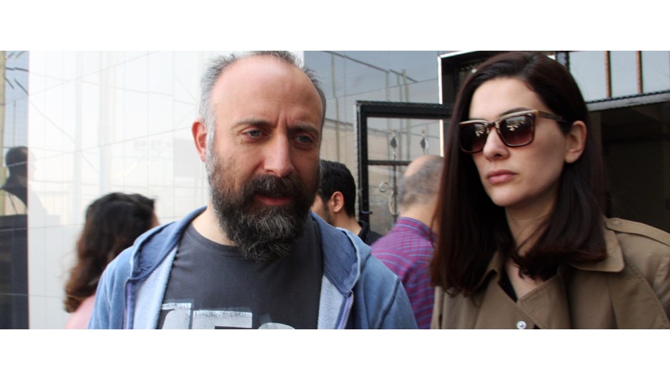 Halit Ergenç ve Bergüzar Korel oyunu kullandı