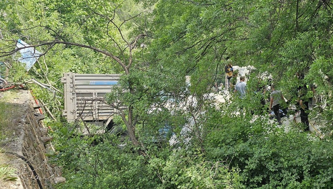 Un yüklü kamyon Çoruh Nehri'ne uçtu: 1 ölü, 2 yaralı