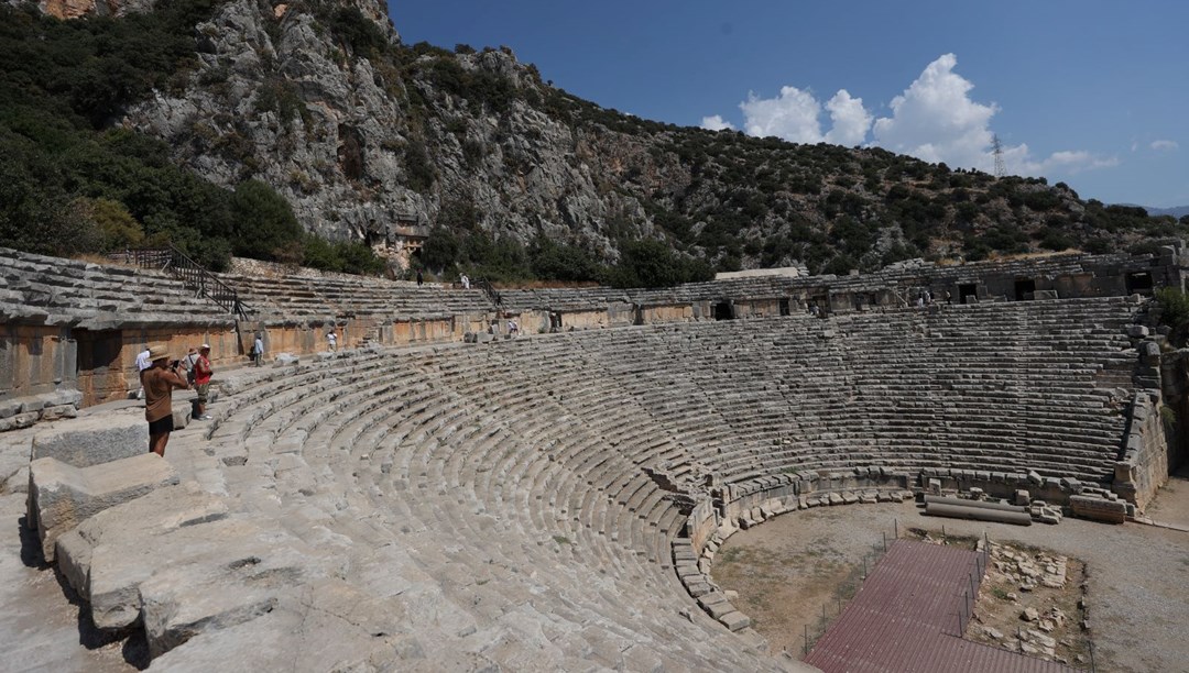Likya'nın en büyük antik tiyatrosunun sahne binası ayağa kaldırılacak