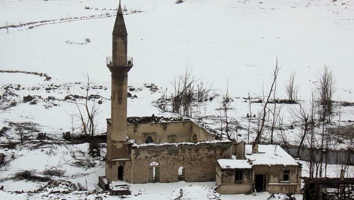 16 yıl sonra ilk: Sular altında kalan köy bu sefer de karlar altında