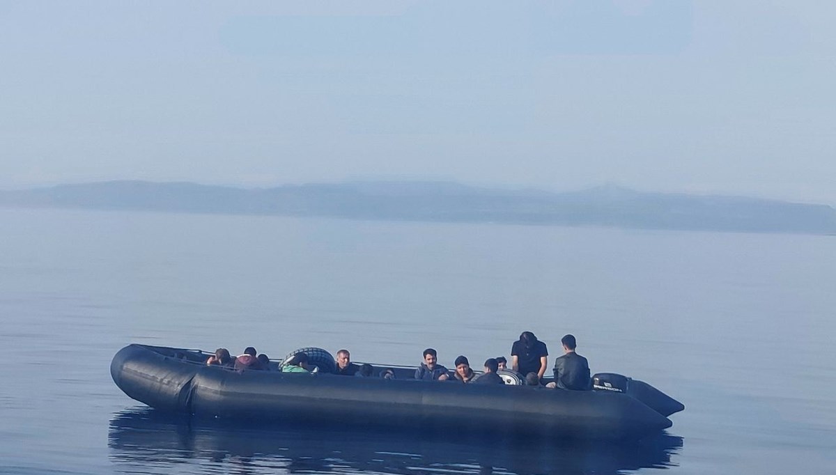 Ayvalık açıklarında 22 düzensiz göçmen kurtarıldı Ayvalık açıklarında 22 düzensiz göçmen kurtarıldı