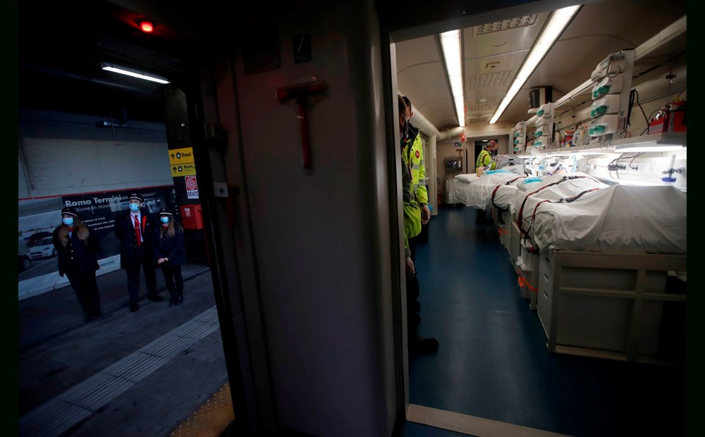 İtalya'da ağır Covid-19 hastaları yoğun bakım istasyonuna dönüştürülen trenle taşınacak - 1