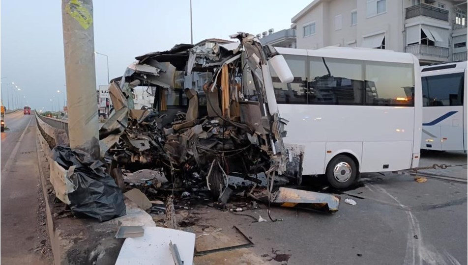 Tour midibus hadde en ulykke i Antalya: 1 død, 20 skadet
