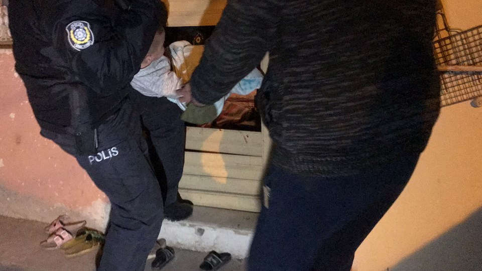 Adana'da bir kadın darbedildiği evden yalın ayak kaçarak kurtuldu - 1