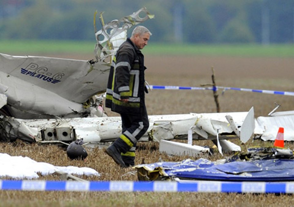 Paraşütçüleri taşıyan uçak düştü: 11 ölü - 1