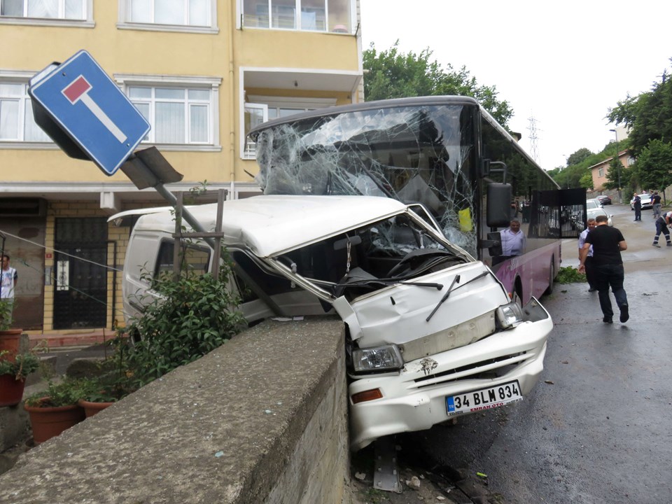 Üsküdar'da özel halk otobüsü minibüse çarptı: 4 yaralı - 1