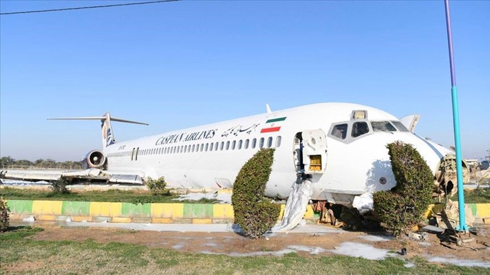 İran'da yolcu uçağı iniş sırasında pistten çıktı - 1