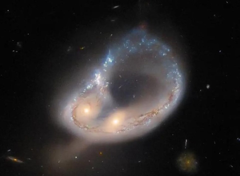Hubble sıra dışı galaksi birleşimini yakaladı - 1