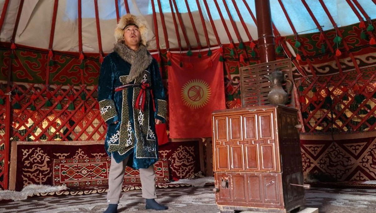 Peri bacaları arasında Kırgız çadırı Peri bacaları arasında Kırgız çadırı