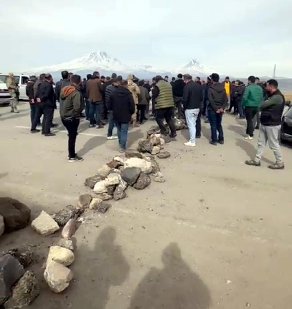 Sınırda 30 kilometrelik TIR kuyruğu: Sürücüler taş dizip yolu kapattı - 1