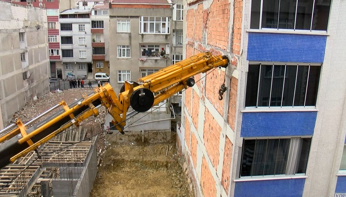 Gaziosmanpaşa'da yıkılma tehlikesi olan binalar için vinç desteği Gaziosmanpaşa'da yıkılma tehlikesi olan binalar için vinç desteği