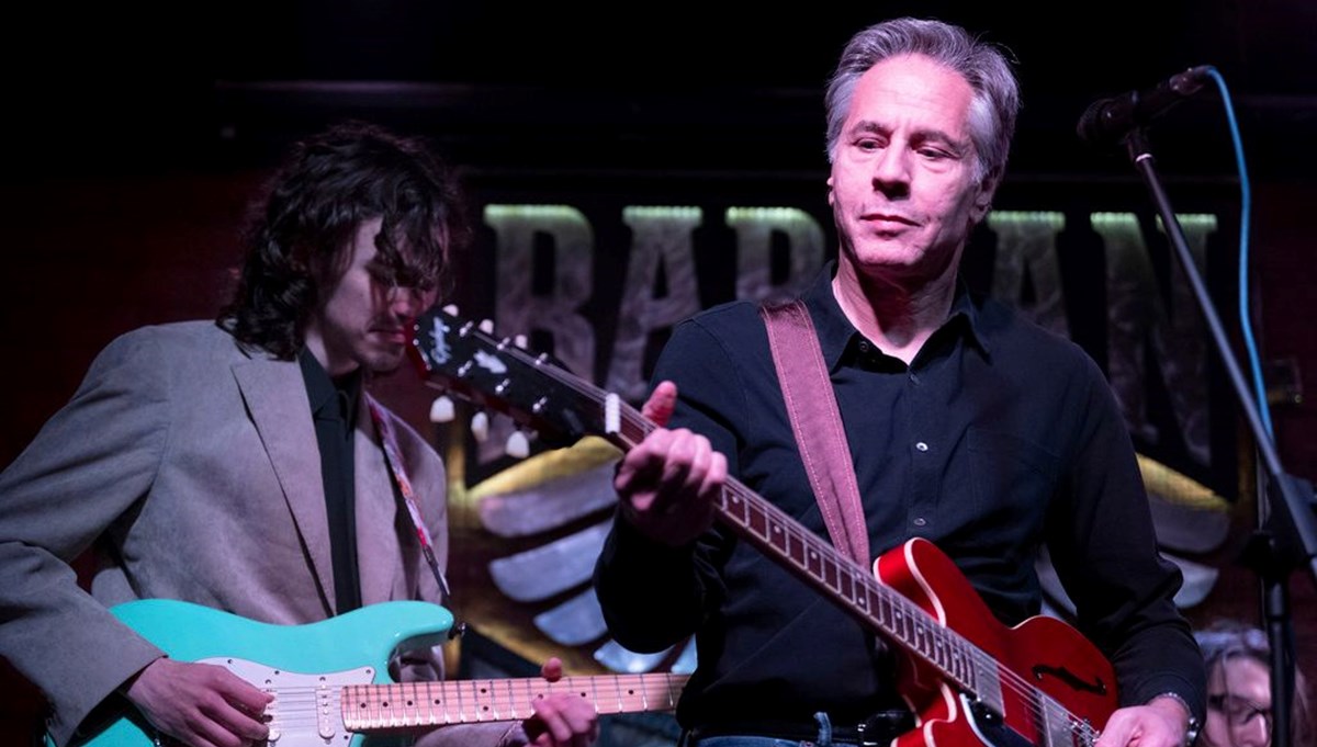 ABD Dışişleri Bakanı, Kiev'de bir barda gitar çalıp şarkı söyledi ABD Dışişleri Bakanı, Kiev'de bir barda gitar çalıp şarkı söyledi