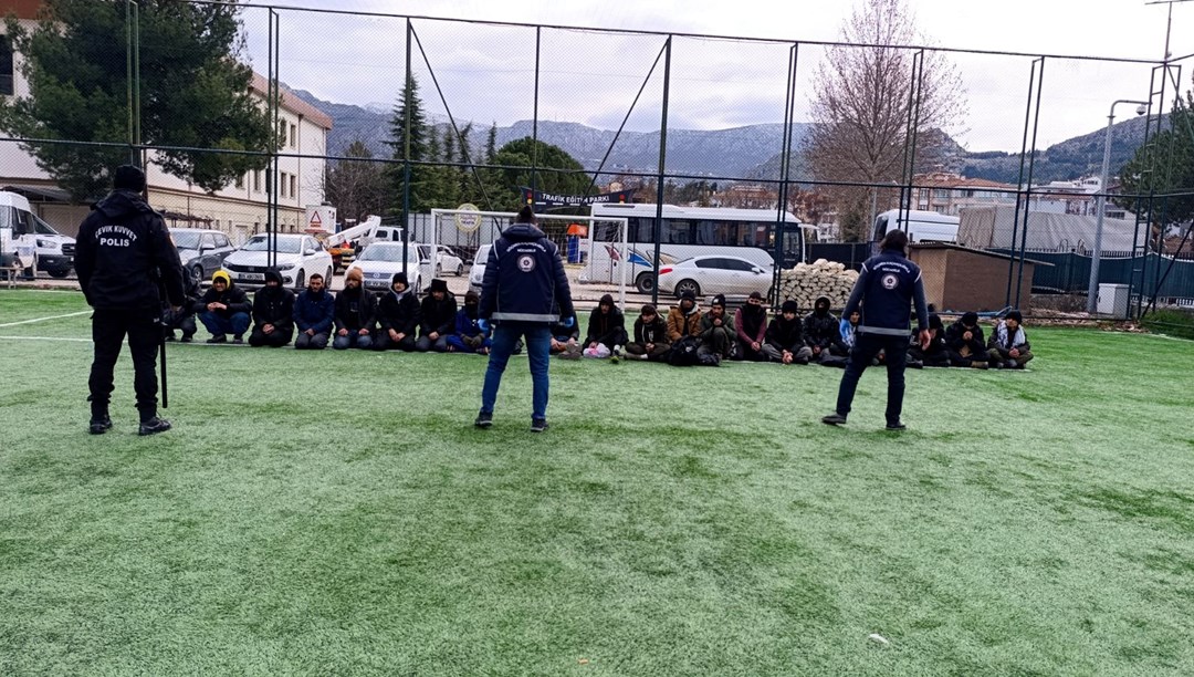 TIR'ın dorsesinden 24 kaçak göçmen çıktı!