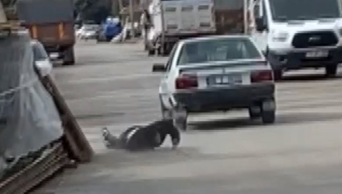 Otomobilin tavanında yolculuk: Saniyeler sonra hastanelik oldu Otomobilin tavanında yolculuk: Saniyeler sonra hastanelik oldu
