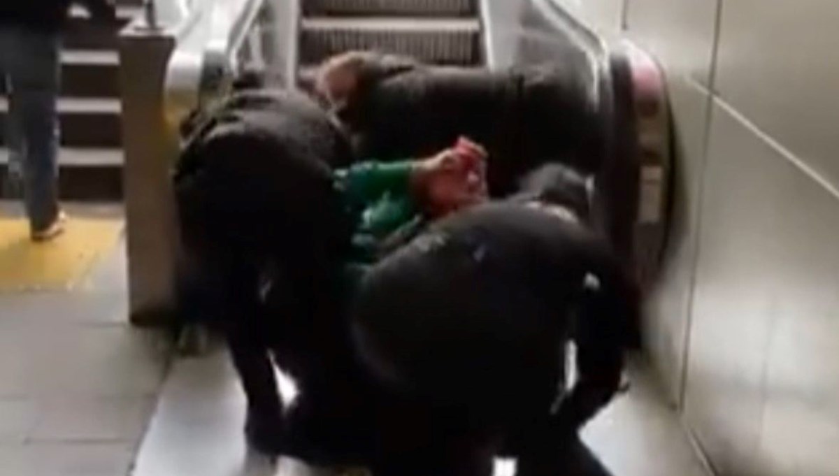 Oturma izni biten Kenyalı kadın, soyunup polise direndi Oturma izni biten Kenyalı kadın, soyunup polise direndi