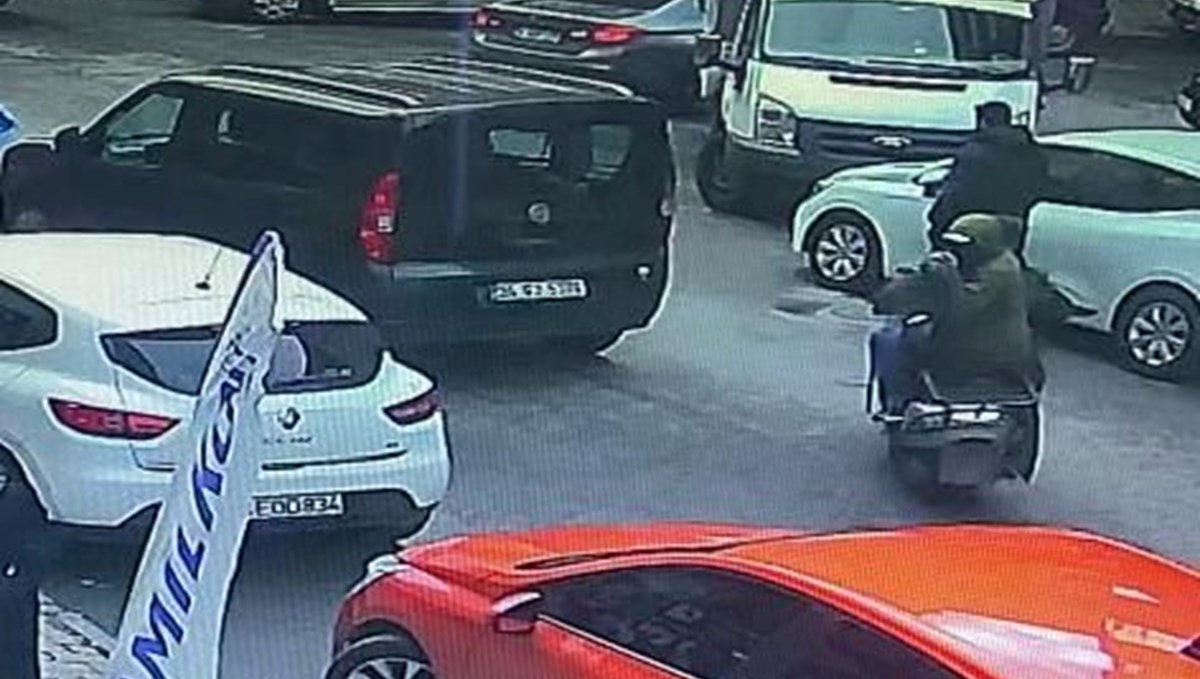 Sokakta yürüyenleri motosikletten taradılar