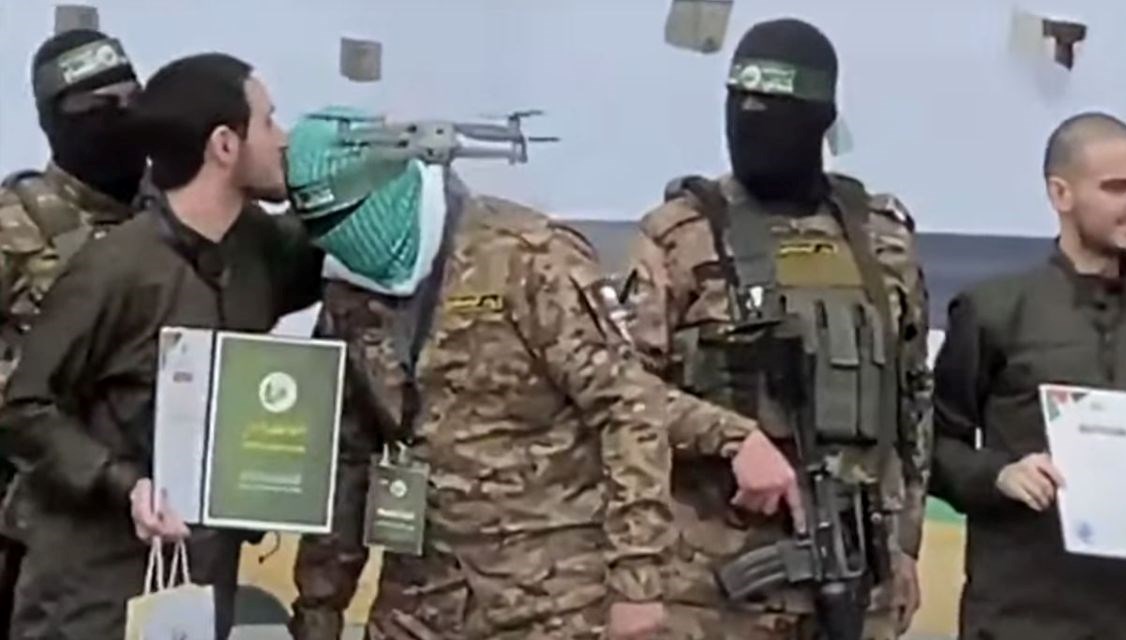 İsrailli esir serbest bırakılırken Hamas savaşçısını alnından öptü