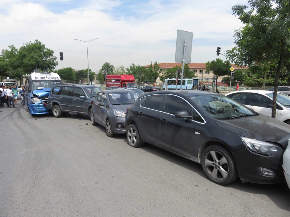 Ataşehir'de yolcu minibüsü 5 araca çarptı: 4 yaralı - 1