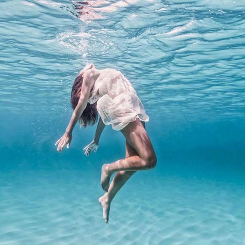Люди пода. Человек под водой. Фотосессия под водой. Наполовину в воде. Человек наполовину в воде.