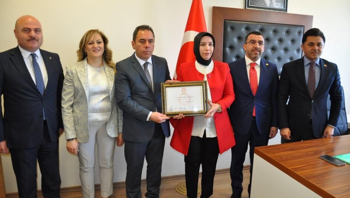 Kars Belediye Başkanı Ötüken Senger mazbatasını aldı Kars Belediye Başkanı Ötüken Senger mazbatasını aldı