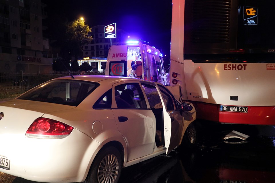 İzmir'de otomobil belediye otobüsüne çarptı: 4 yaralı - 1