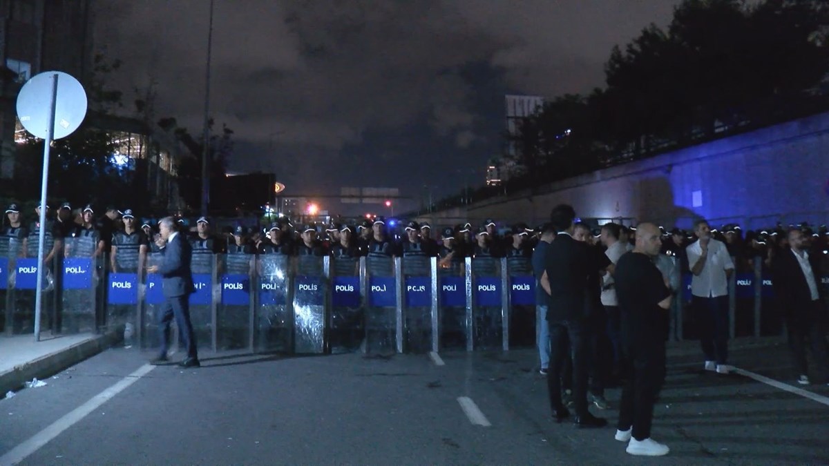 CHP İstanbul İl Başkanlığı binası önünde polis güvenlik önlemi aldı CHP İstanbul İl Başkanlığı binası önünde polis güvenlik önlemi aldı