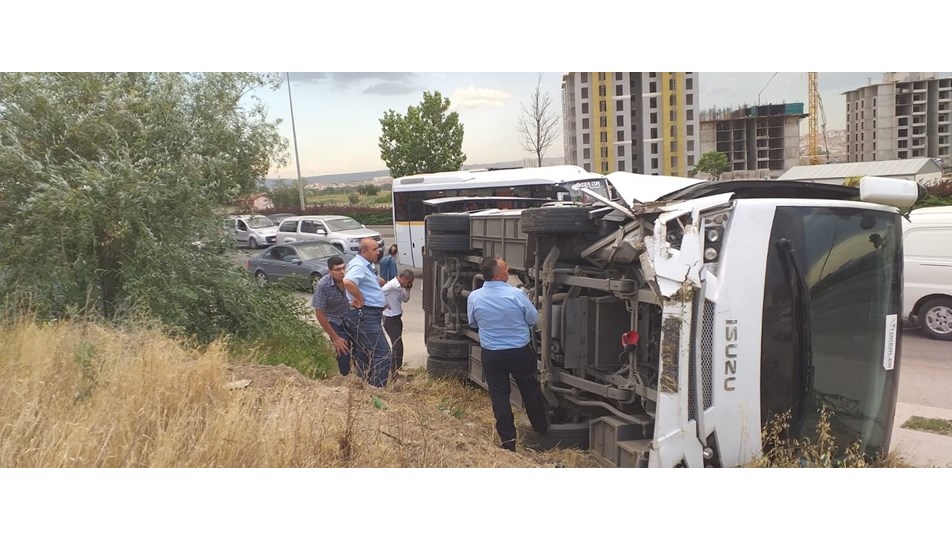 Ankara'da işçi servisi devrildi: 14 yaralı