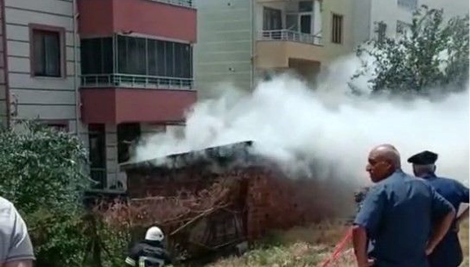 Elazığ'da odunluk yandı