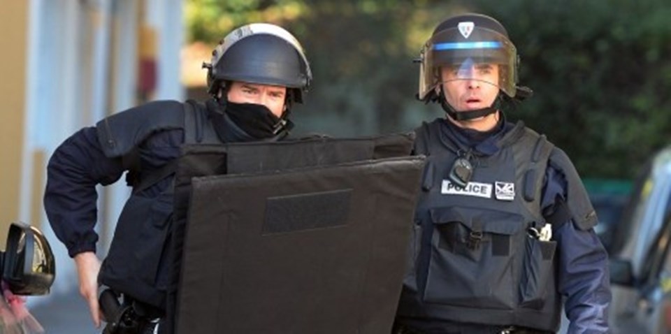 Fransa'da maskeli saldırganlar polise ateş açtı - 2