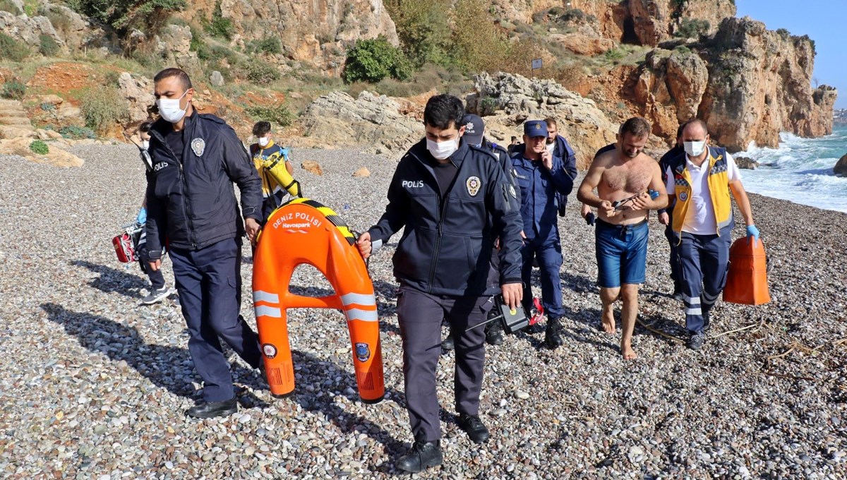 Dev dalgalarda canından oluyordu