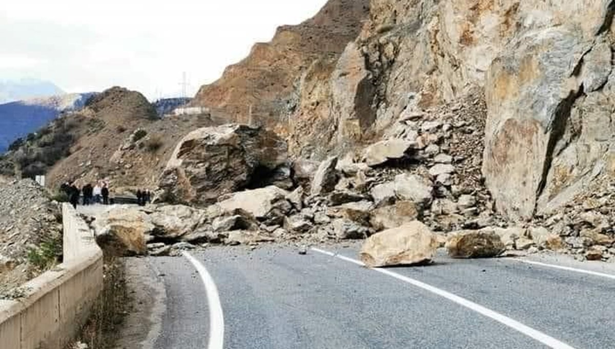 Artvin'de heyelan: Düşen kayalar yolu kapattı