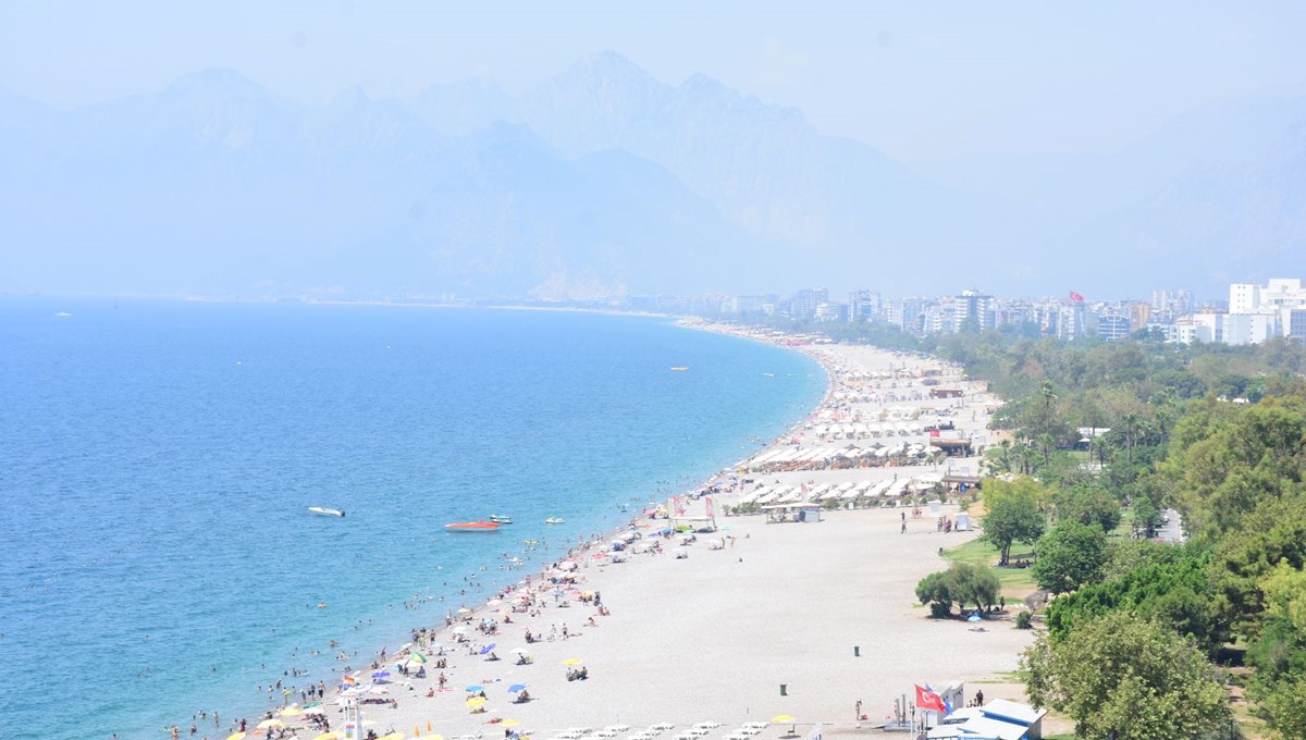 Antalya’da bunaltıcı sıcak: Deniz suyu 30 dereceye yaklaştı Antalya’da bunaltıcı sıcak: Deniz suyu 30 dereceye yaklaştı