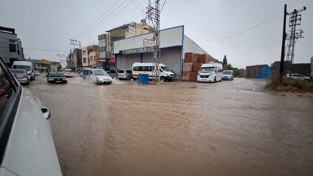 Adana ve Hatay’ı
sağanak vurdu: Ev ve iş yerlerini su bastı, araçlar yolda kaldı - 1