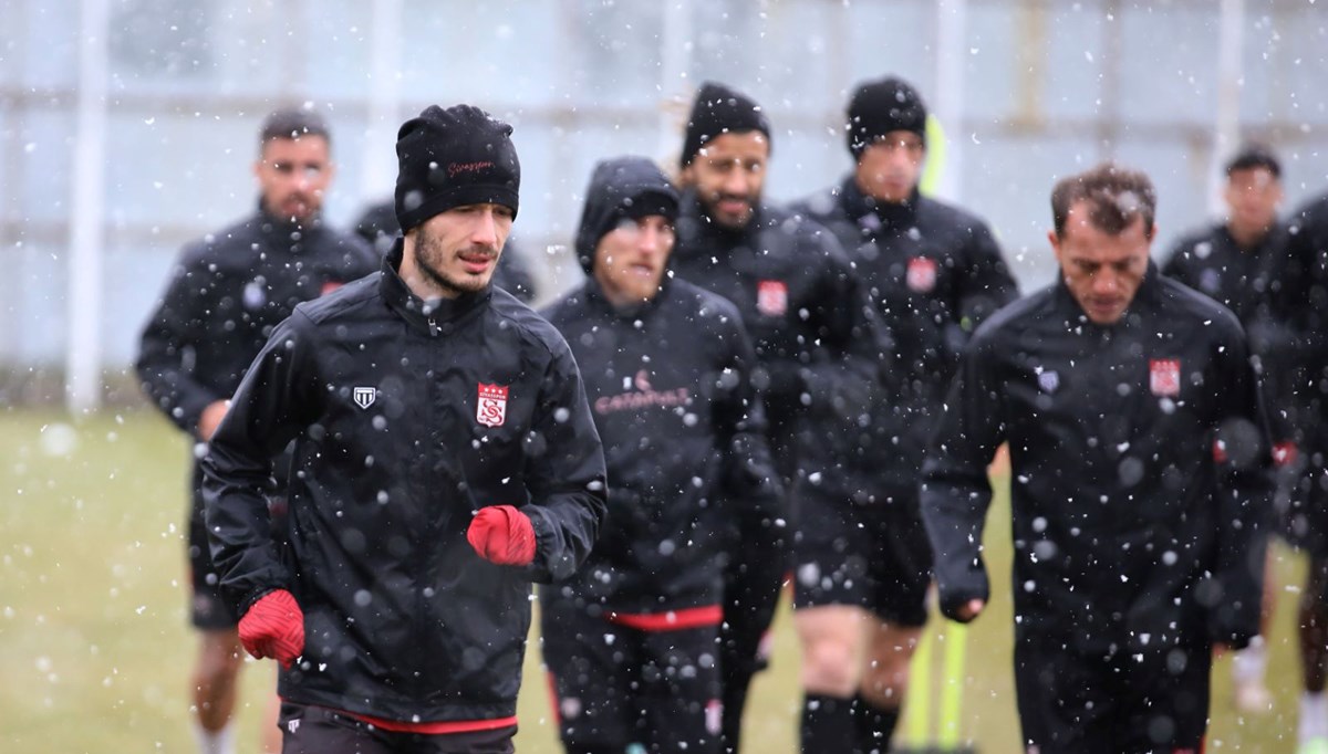 Sivasspor kar altında çalıştı