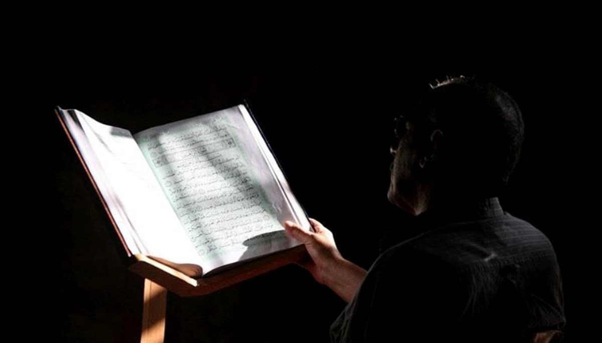 Alak Suresi Türkçe, Arapça okunuşu ve anlamı: Alak Suresi meali ve tefsiri Alak Suresi Türkçe, Arapça okunuşu ve anlamı: Alak Suresi meali ve tefsiri