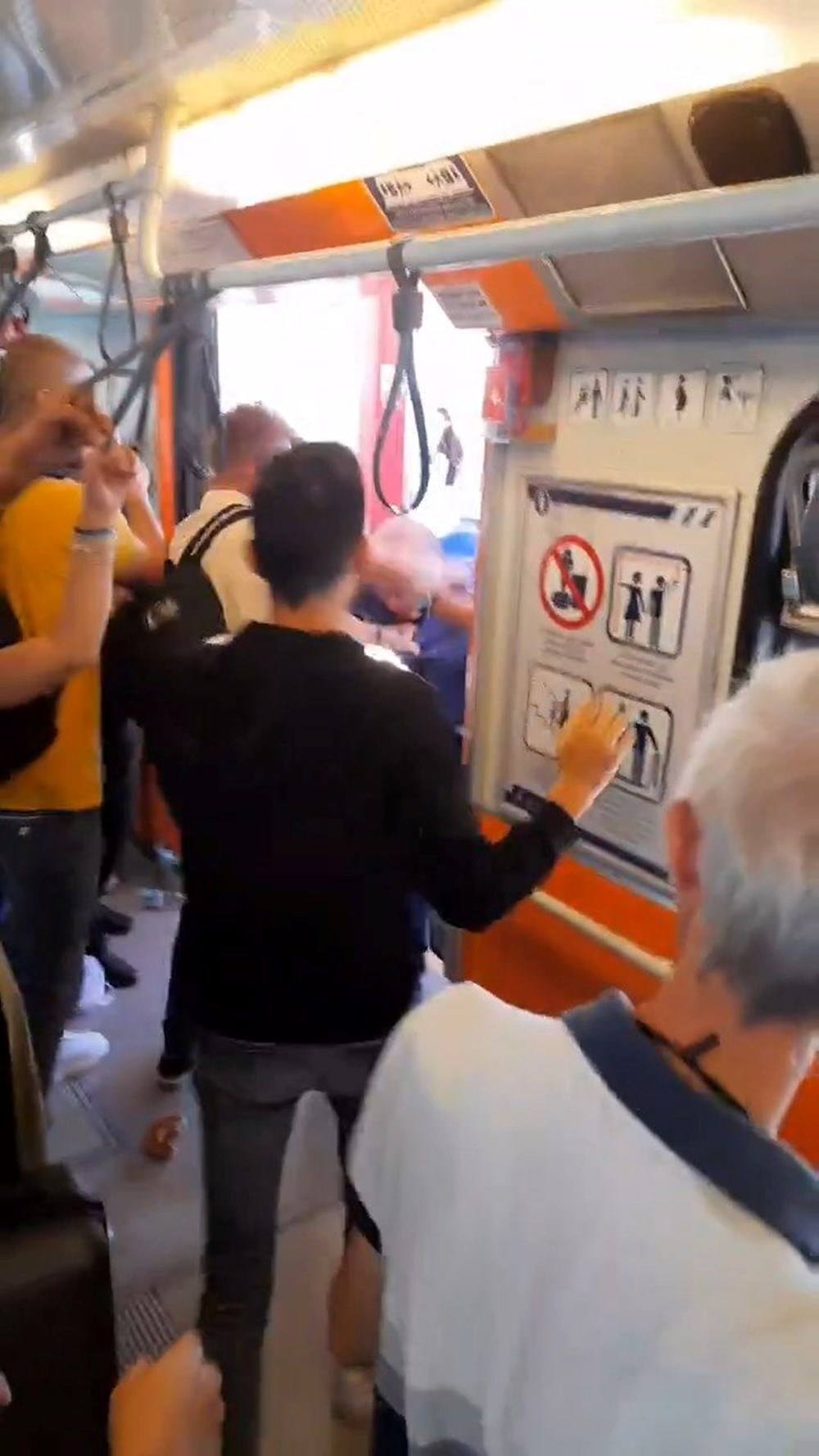 Metroda dayak! Kadınların fotoğrafını çekti iddiası - 3